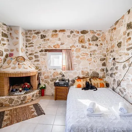 Lithahiro Stone House *